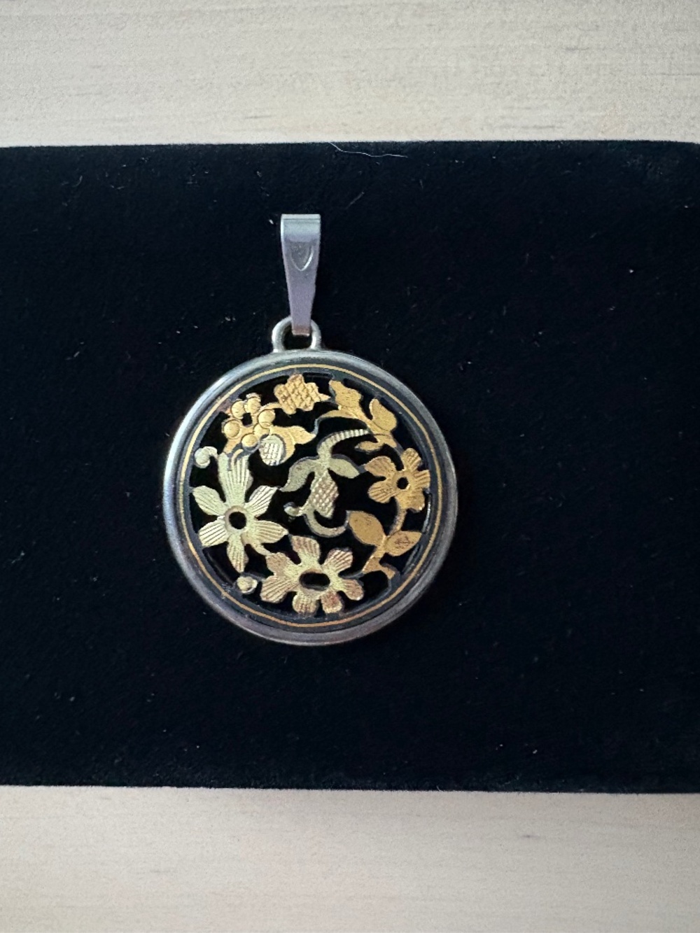 vintage style toledo damascene pendant 3cm round gold inlaid flower openwork